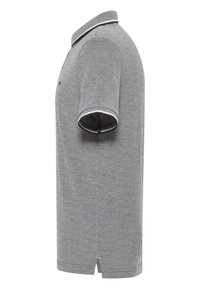 Szary polo z krótkim rękawem, z prążkowanym kołnierzykiem i bocznymi wentylami. Wykonany z fakturowanej tkaniny z kontrastowym wykończeniem na kołnierzyku i mankietach.
