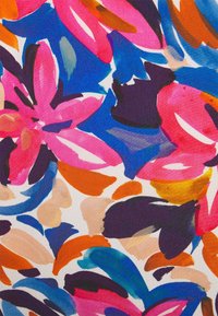 Kleurrijke bloemenstof met grote abstracte vormen in roze, blauw, oranje en donkerpaars op een witte achtergrond. Glad textuur.