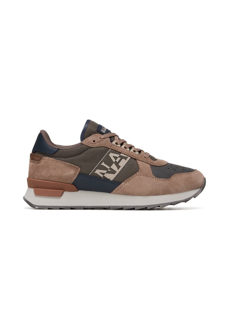 Scarpe da atletica marroni e blu con una tomaia in suede e rete, caratterizzate da un design testurizzato, collo imbottito e una suola in gomma a contrasto.