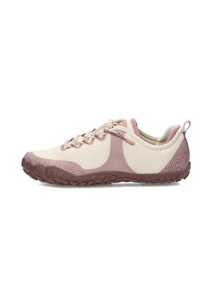 Zapatilla ligera de color beige claro y malva con suela de goma texturizada y parte superior de malla transpirable vista de lado.