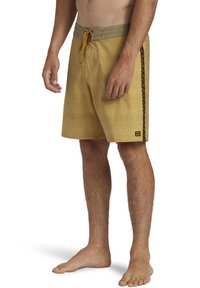 Shorts de bain à carreaux jaunes pour hommes avec une taille à cordon de serrage gris, bande latérale noire contrastante et tissu léger.