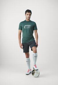 Nike Performance ACADEMY 23 TOP GX H - Camiseta deportiva - vintage green/black/white