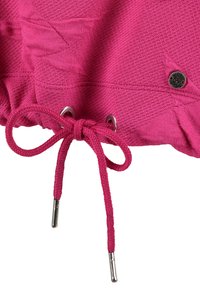 Fuchsia farbener Stoff mit einem strukturierten Muster zeigt einen Kordelzug mit einer Schleife und metallischen Enden, ergänzt durch ein silbernes Logo-Druckknopf-Detail.
