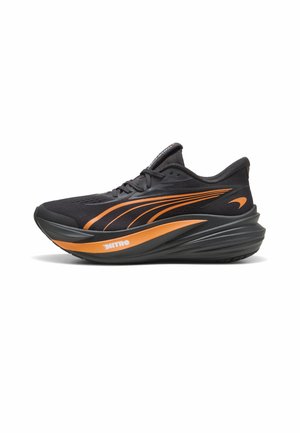 Schwarzer und orangefarbener Puma-Laufschuh mit dicker Sohle und Nitro-Schaumpolsterung, seitlich auf weißem Hintergrund gezeigt.