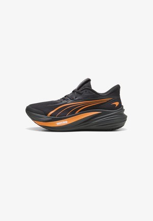 Puma, MCLAREN RACING MAGMAX NITRO™ 2 LAUFSCHUHE - Løbesko til landevejen - black-papaya