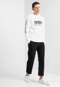Mister Tee NASA US CREWNECK - Melegítőfelső - white