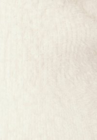 Vitt, mjukt tyg med en något fluffig textur och subtila vertikala linjer. Lätt belyst, vilket framhäver dess släta yta.