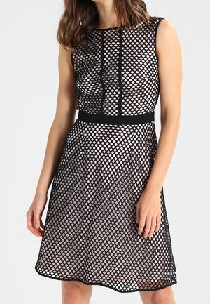 Mouwloze knielange jurk met zwart mesh-overlay met een diamantpatroon over een naakte stof en een effen zwarte tailleband.