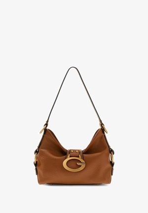 Sac d'épaule en cuir marron avec une seule bandoulière, boucle ovale dorée gravée de "GUESS" et accents en métal doré.