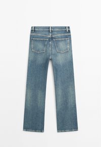 Jeans en denim bleu avec un design droit et large. Comprend deux poches arrière, un délavage subtil et une taille standard avec passants de ceinture.