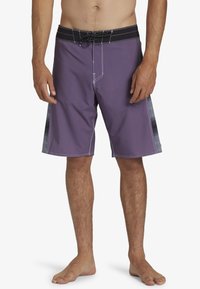 Męskie fioletowe trunksy kąpielowe z czarnym sznurkiem w pasie, białymi szwami i gradientowym wzorem w odcieniach szarości po bokach. Lekki, szybkoschnący materiał.