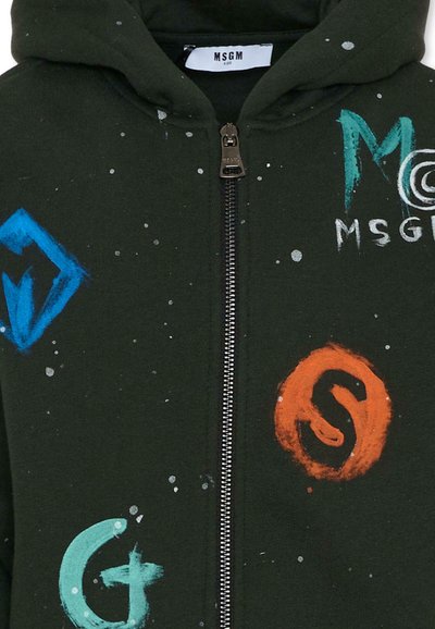 Felpa verde con zip caratterizzata da grafiche astratte colorate in blu, arancione e bianco. Realizzata in un morbido tessuto testurizzato e dotata di cappuccio.