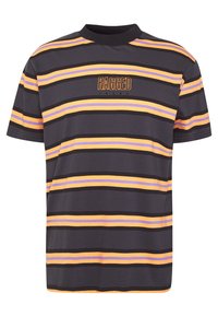 Kortærmet t-shirt med et sort, orange og lilla stribet mønster, rund hals og "RAGGED JEANS" logo på brystet.