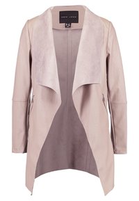Chaqueta de cuero sintético de color rosa claro con un suave collar de ante beige. Presenta un diseño de abertura frontal, mangas largas y un dobladillo asimétrico. Con bolsillos con cremallera.
