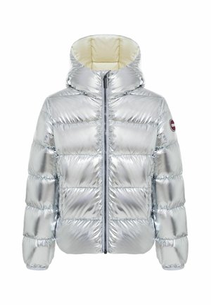 Silberne Metallic-Steppjacke mit Kapuze, Frontreißverschluss, horizontalen Steppnähten und einem runden Logopatch am linken Ärmel.