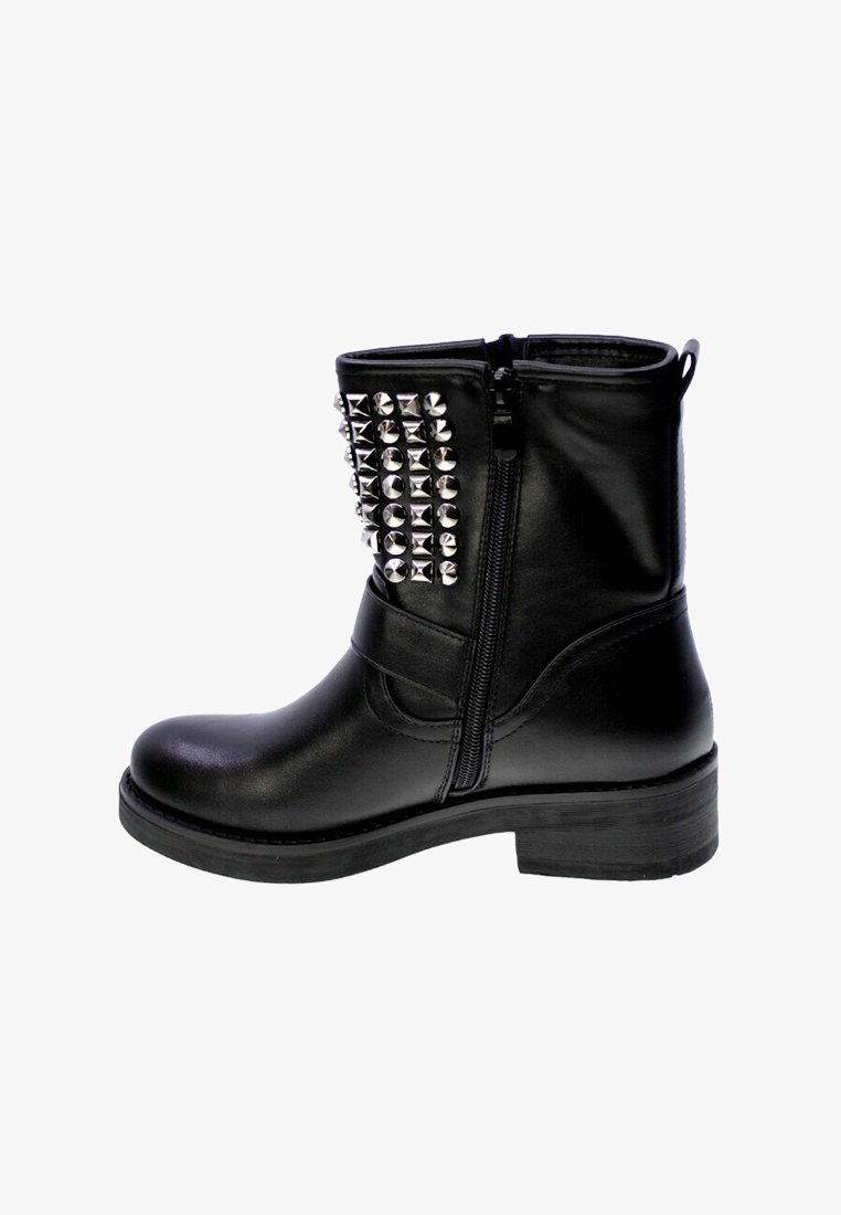 Stivale alla caviglia in pelle nera con zip laterale, design con borchie sul lato esterno, punta rotonda e tacco basso e spesso.