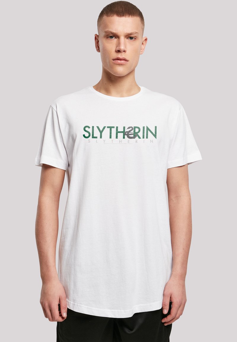 Hvid bomulds T-shirt med et grønt "SLYTHERIN" grafik. Korte ærmer, rund halsudskæring, afslappet pasform og ensartet tekstur.