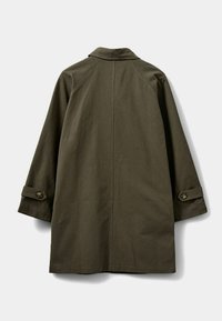 Cappotto verde oliva con colletto classico, maniche tre quarti e polsini con bottone. Realizzato in un materiale resistente, presenta un design pulito.