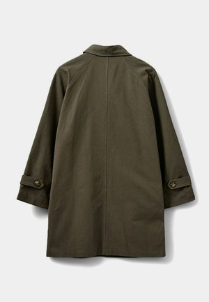 Manteau vert olive avec un col classique, des manches trois-quarts et des poignets à boutons. Fabriqué dans un matériau résistant, avec un design épuré.