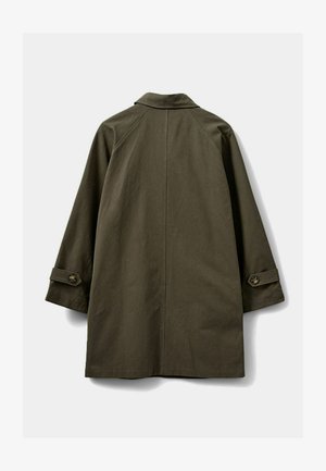 Olívazöld kabát klasszikus gallérral, háromnegyedes ujjal és gombos mandzsettával. Szilárd anyagból készült, letisztult dizájnnal.