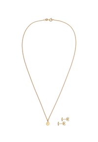 Ensemble de bijoux dorés comprenant un collier délicat à chaîne avec un pendentif circulaire et des boucles d'oreilles assorties en forme de clou avec des accents ronds.