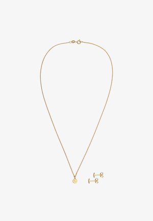 Goldfarbene Schmuckset mit einer zarten Kettenhalskette, die einen runden Anhänger trägt, und passenden Ohrsteckern mit runden Akzenten.