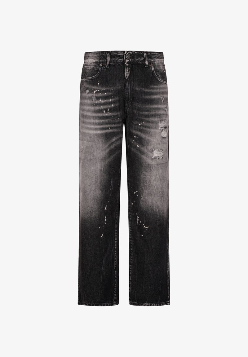 Jeans negros de corte recto con parches desgastados, áreas desteñidas y cierre frontal con botones y cremallera.