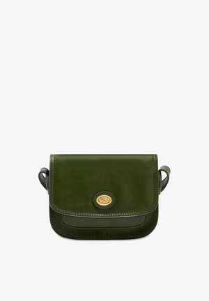 Bolso bandolera de cuero verde oscuro con cierre de solapa y emblema ovalado dorado con la inscripción "The Bridge" centrado en la parte delantera.