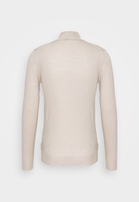 Bežový svetr s dlouhým rukávem a rolákem zobrazený zezadu na jednobarevném světlém pozadí.