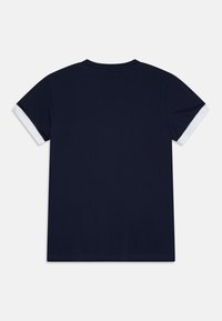 Laivaston t-paita, jossa on lyhyet, valkoiset reunat. Sileä puuvillakangas, pyöreä kaula-aukko ja suora helma. Yksinkertainen muotoilu ilman kuvioita tai grafiikkaa.