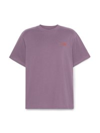 Camiseta de algodón lavanda con cuello redondo, mangas cortas y un pequeño logo naranja de 'Timberland' en el lado izquierdo del pecho. Textura suave.