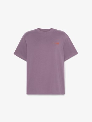 Lavendel bomulds t-shirt med rund hals, korte ærmer og et lille orange "Timberland" logo på venstre bryst. Blød tekstur.