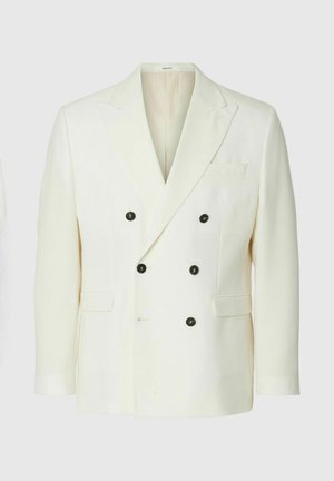 Baltas dvieilis švarkas su šešiais juodais mygtukais, įpjautomis atlapomis, dviem priekinėmis užsegamomis kišenėmis ir krūtinės kišene, pateiktas ant vientisos fono.