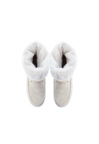 Beige mockakängor med en fluffig vit fuskpälskrage, med rund tå och vit gummisula. Mjuk textur med sydda detaljer.