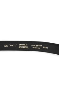 Ceinture en cuir noir avec texte embossé indiquant "vrai cuir", "Lancaster" et "fabriqué en Italie". Finition mate avec texture lisse.