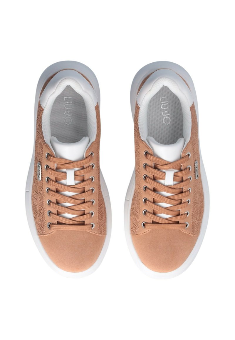 Beige Sneaker mit strukturierten Einsätzen und weißen Akzenten, ausgestattet mit flachen Schnürsenkeln, einer runden Spitze und gepolsterten Einlegesohlen auf einer weißen Gummisohle.
