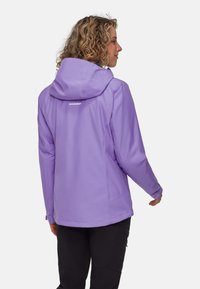 Chaqueta impermeable morada con capucha, con un logo en la parte trasera, puños elásticos y una textura suave. Diseño ajustado y corte de longitud media.