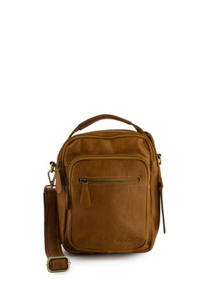 Brun lædertaske til tværgående brug med lynlåslomme foran, topstrop, justerbar skulderrem og præget "Venezia"-logo på hvid baggrund.