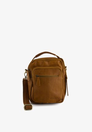 Bruine leren crossbodytas met voorvak met rits, handvat aan de bovenkant, verstelbare riem en geperst "Venezia"-logo op witte achtergrond.