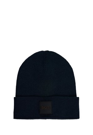 Cappello in maglia nero con risvolto e una piccola toppa quadrata con etichetta "BOSS" al centro davanti.
