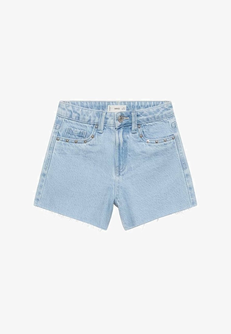 Shorts en denim bleu clair avec une finition effilochée, dotés de stud en argent décoratifs le long des poches avant et d'une fermeture à bouton traditionnelle.