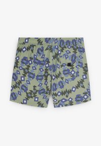 Maillots de bain verts avec un motif géométrique audacieux en bleu, noir et blanc. Comprend une taille élastique et une poche arrière.