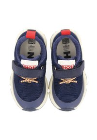 Zapatillas de malla azul marino con suelas de goma blanca. Cuentan con una correa de Velcro, cordones multicolores y un logo en la lengüeta.
