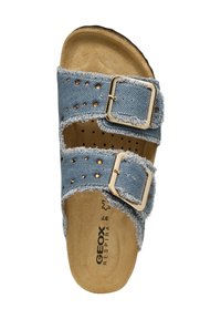 Sandalia deslizante de denim azul claro con dos hebillas ajustables, bordes deshilachados y pequeños clavos metálicos. Plantilla de ante y suela de goma.