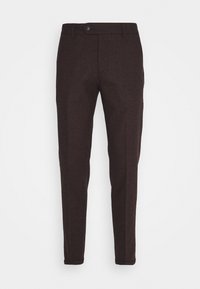 Pantalones marrones ajustados con un corte recto, que cuentan con un cierre de botón, trabillas para el cinturón y una tela suave y texturizada. Diseño minimalista.