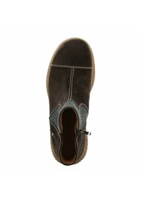 Hnědé semišové kotníkové boty s elastickými bočními panely a kontrastním texturovaným materiálem. Obsahují bílé švy a texturovanou gumovou podrážku.