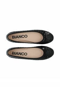 Svarta ballerinas med en strukturerad, krokodilsmönstrad utsida. Har en rundad tå och en liten rosett på ovansidan. Insidan har "BIANCO"-logotyp.