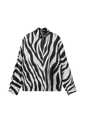 Camisa de manga larga abotonada con estampado de cebra en blanco y negro y cuello doblado, mostrada sobre un fondo blanco liso.