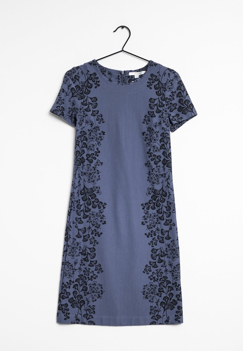 Robe bleu à manches courtes avec des motifs de vignes florales noires le long des côtés, suspendue sur un cintre noir contre un fond blanc.