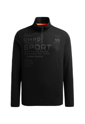 Schwarzer Pullover aus einem glatten Stoff, mit einem Halb-Reißverschluss-Kragen und bedruckten Grafiken in unterschiedlichen Grautönen.